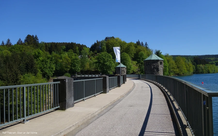 Auch die Staumauer wird überquert