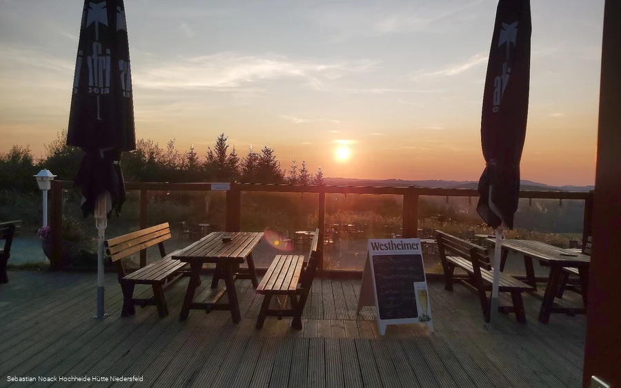 hochheidehuette-terrasse-sonnenuntergang.jpg