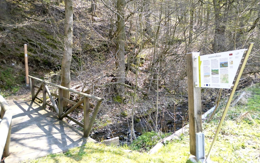Wandertafeln und Brücke an der Goldspur Eimelrod