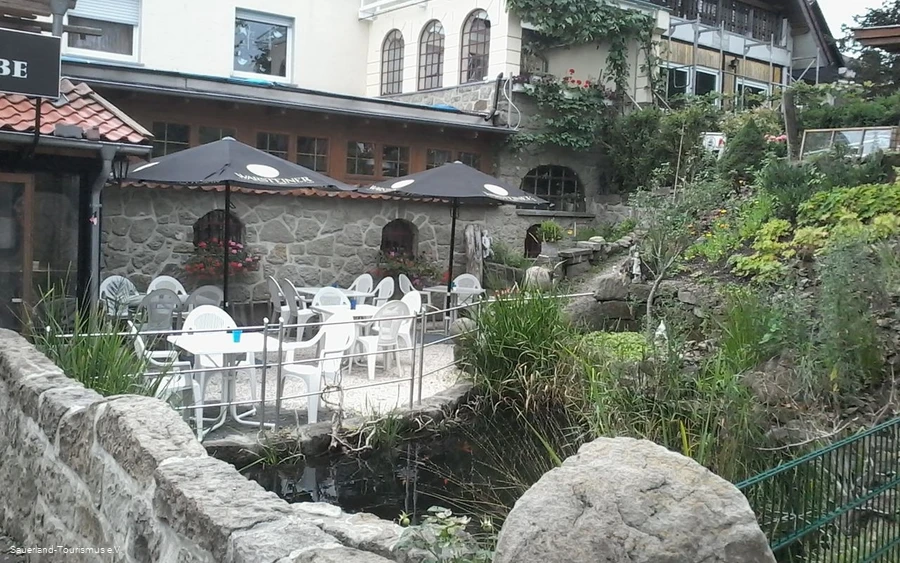 Außenbereich mit Fischteich