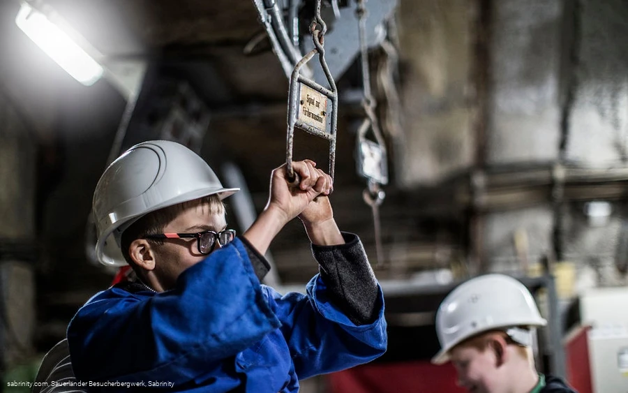 Kinder im Bergwerk