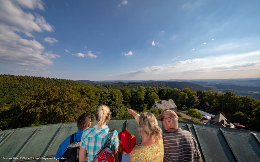 Familie schaut vom Turm der Ginsburg