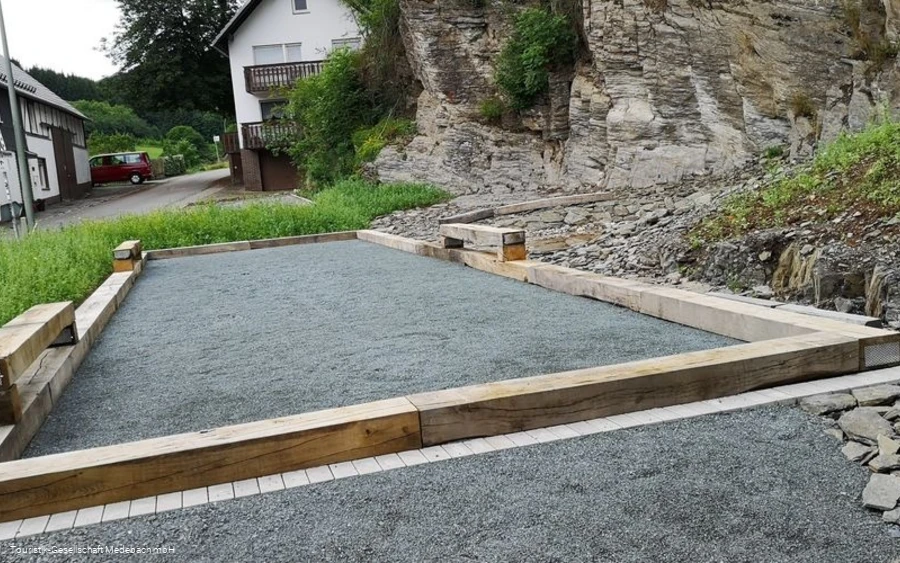 Bouleplatz auf dem Mehrgenerationenplatz Referingh Bouleplatz auf dem Mehrgenerationenplatz Referingh