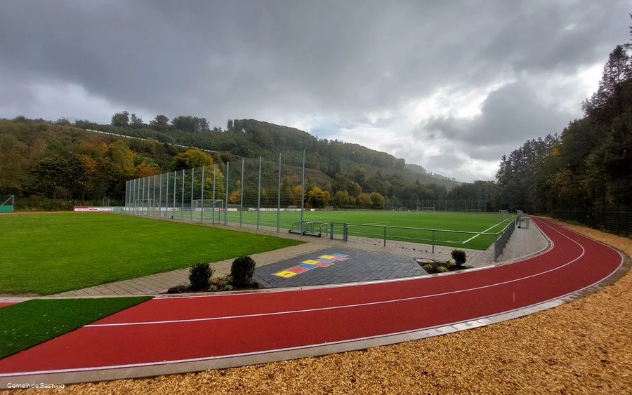Bürgersportplatz-Bestwig-Tartanbahn (Gemeinde Bestwig).jpg
