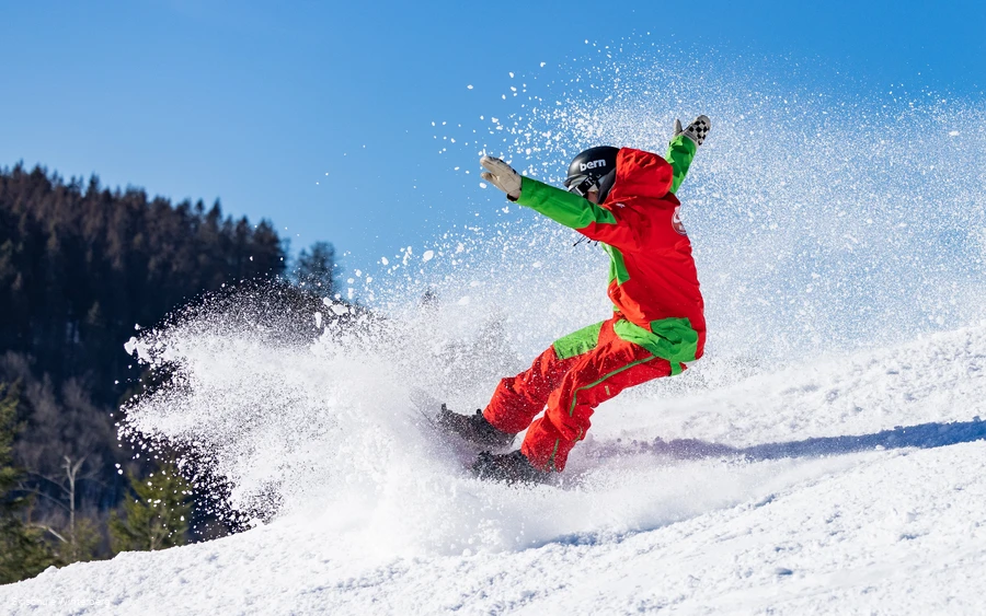 Snowboardfahrer bei der Abfahrt.