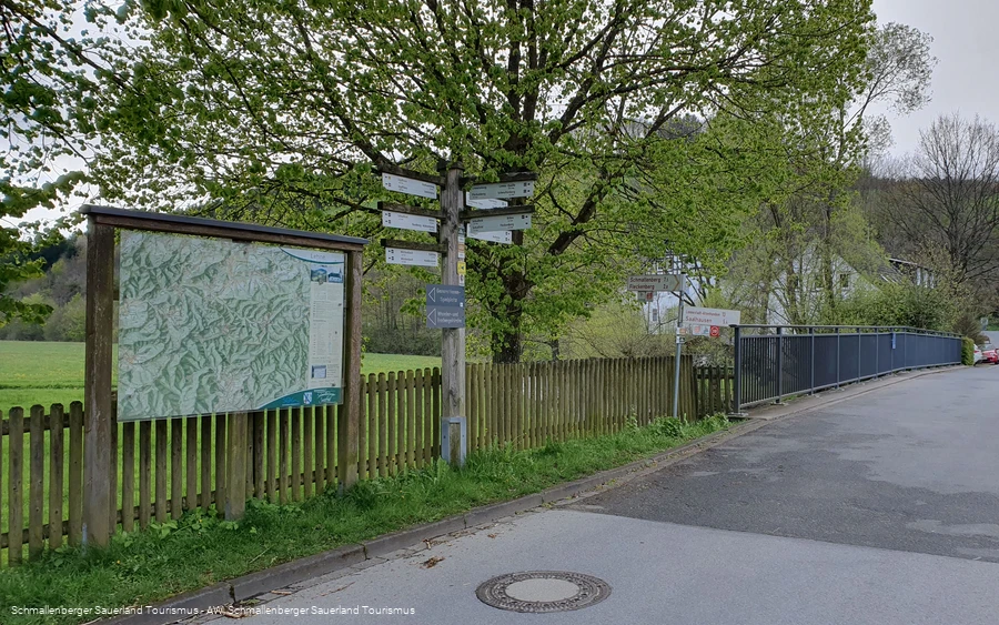 Wanderinformation an der Lennebrücke in Lenne