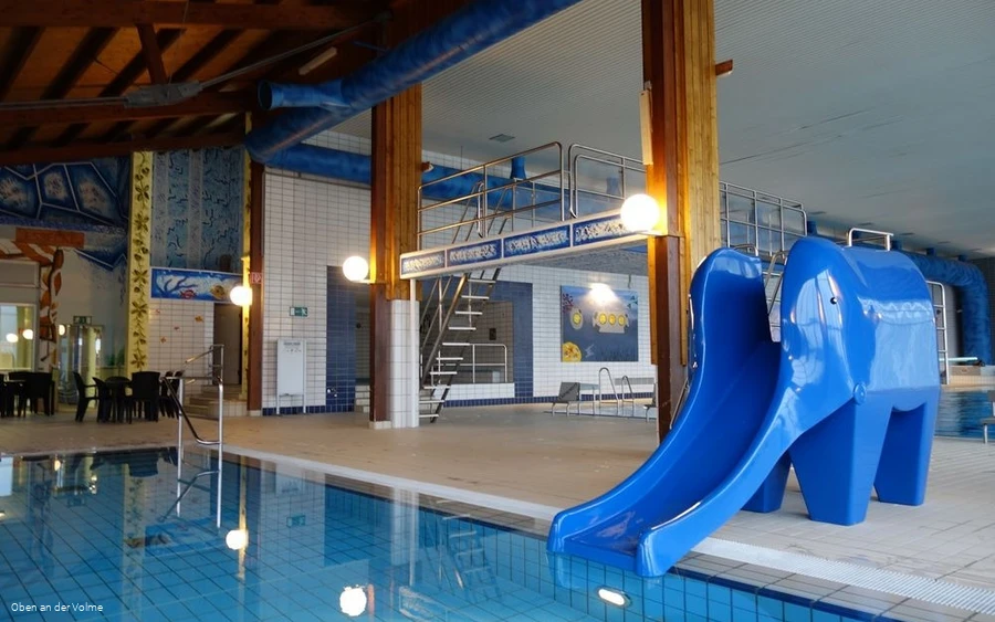 Das Warmwasserbecken, die Sprungtürme und im Hinte
