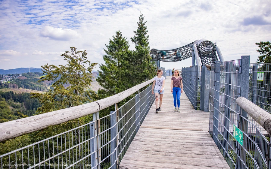 Zwei Personen laufen über die Panorama Erlebnisbrücke.
