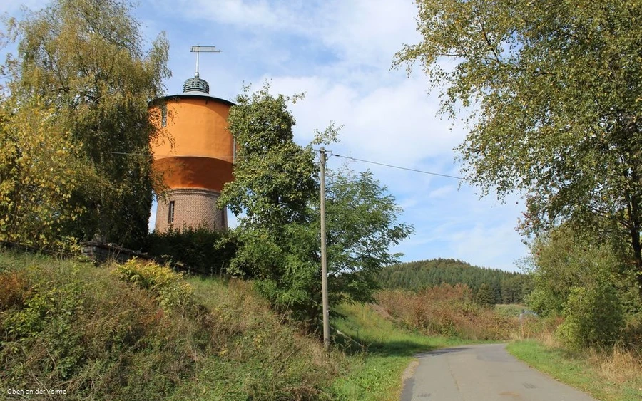 Der Wasserturm steht bei der Ortschaft Krummenerl