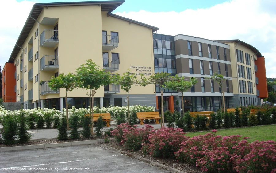 haus-am-kurpark-willingen-ansicht-parkplatz.JPG