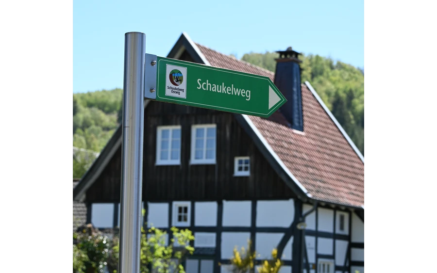 Schaukelweg Ostwig mit Fachwekhaus im Hintergrund