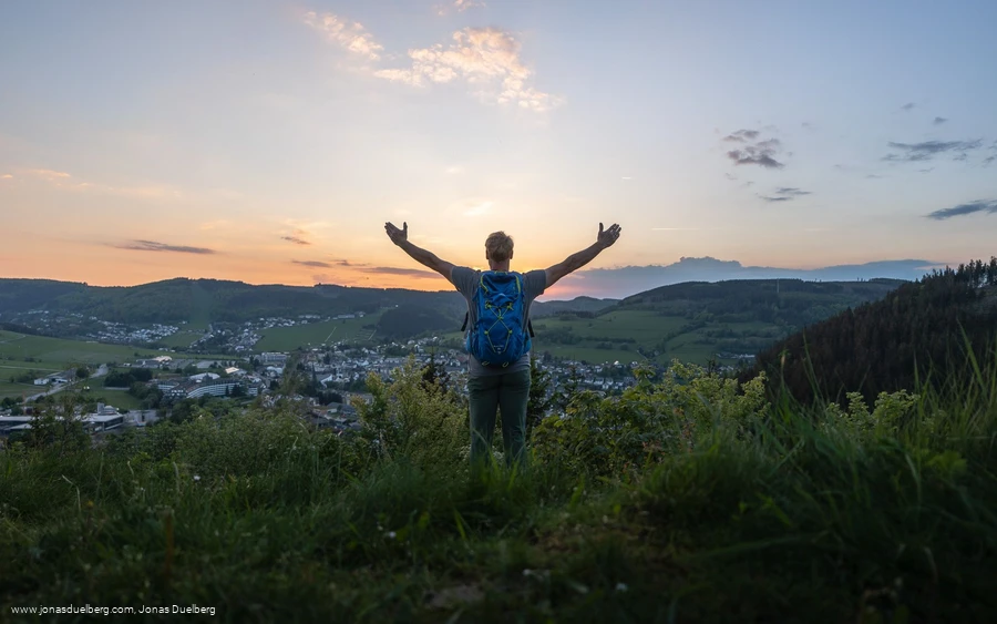 Wanderer auf dem Orenberg bei Sonnenuntergang