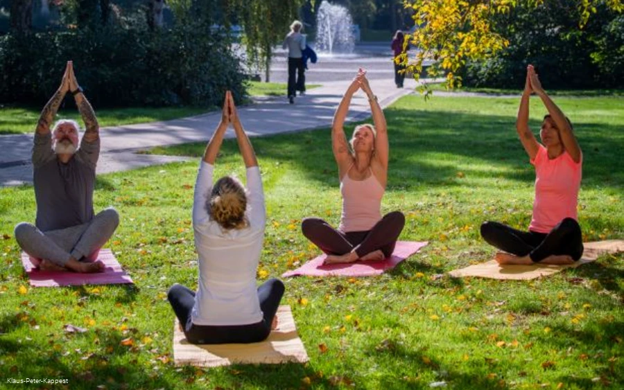 Yoga in het Kurpark Bad Sassendorf Kappe.JPG