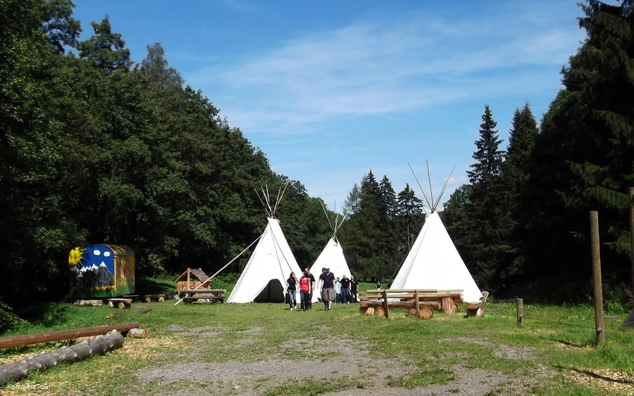 outdoorgelaende-zelte-kombinatour.jpg