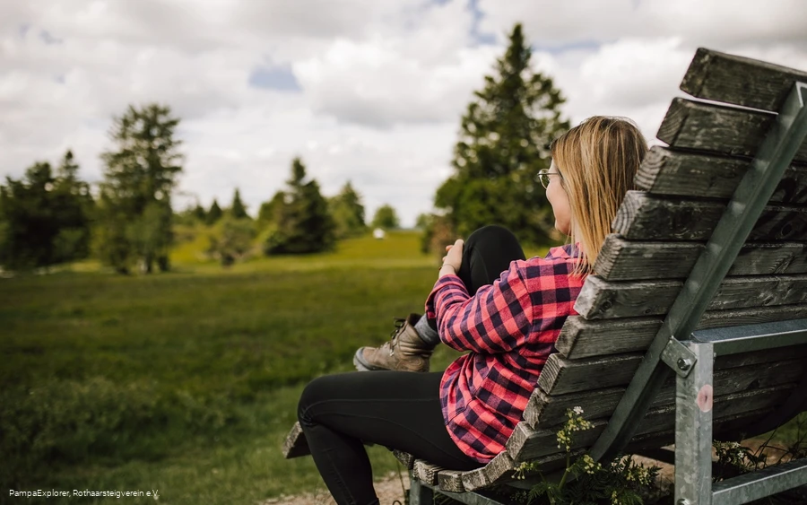 Frau auf einem Rothaarsteig-Waldsofa