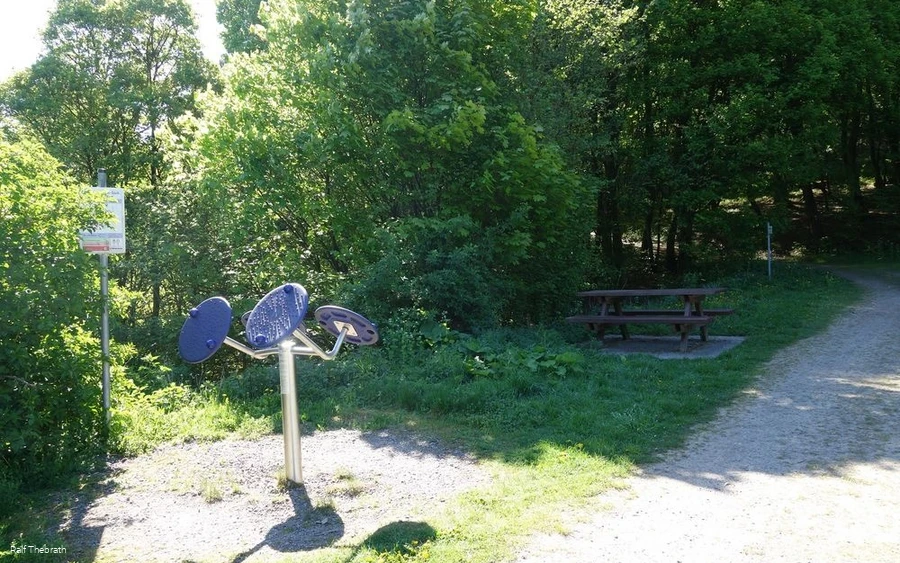 Neben Sportgeräte warten auf Verweil- und Rastmögl