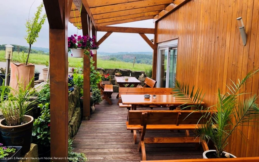 Gemütlich sitzen auf der Terrasse - © Pension & Restaurant Haus zum Nöckel