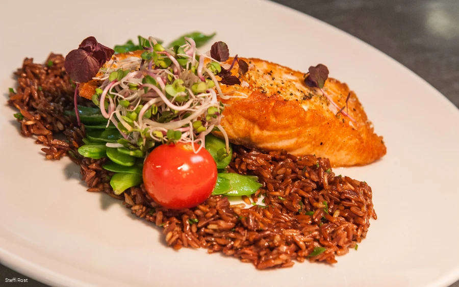 Gebratener Lachs Oversum Gebratener Lachs mit schmackhaften Beilagen.