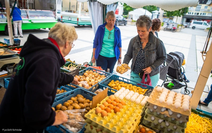 Zwei Damen lassen sich beim Obst beraten Zwei Damen lassen sich beim Obst beraten