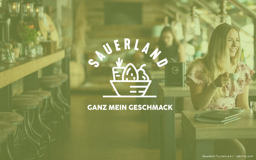 Im Hintergrund sind Frauen in einem Cafè zu sehen und im Vordergrund der Schriftzug "Sauerland - Ganz mein Geschmack".