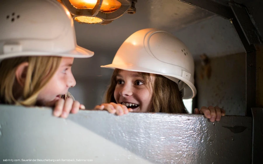Kinder in der Grubenbahn