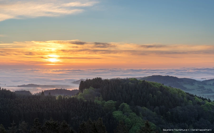Uitzicht vanaf de Bollerberg bij Hesborn over het omringende landschap.