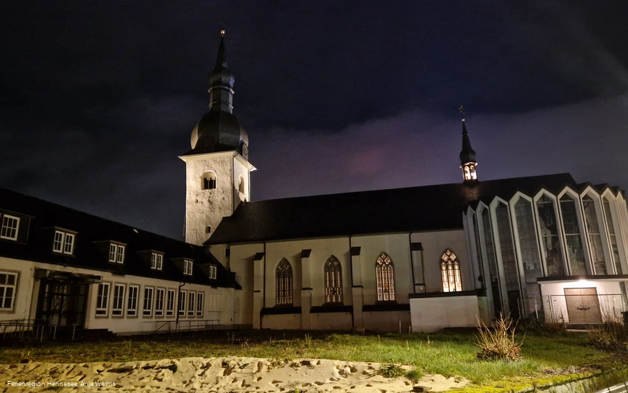 St Walburga Kirche Meschede abends