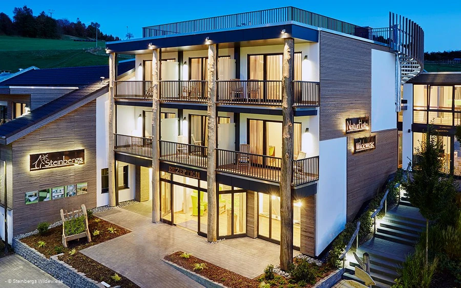 The illuminated Steinbergs NaturHotel