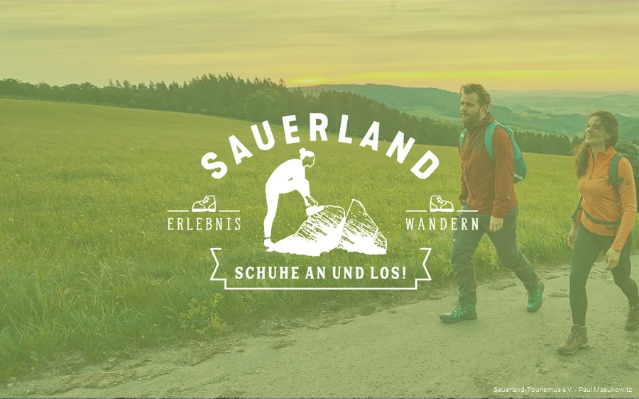 Im Hintergrund wandert ein junges Pärchen bei schöner Abendstimmung. Im Vordergrund der Schriftzug "Sauerland - Schuhe an und los!"