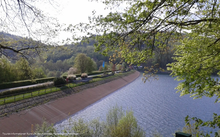 Der Staudamm der Hennetalsperre