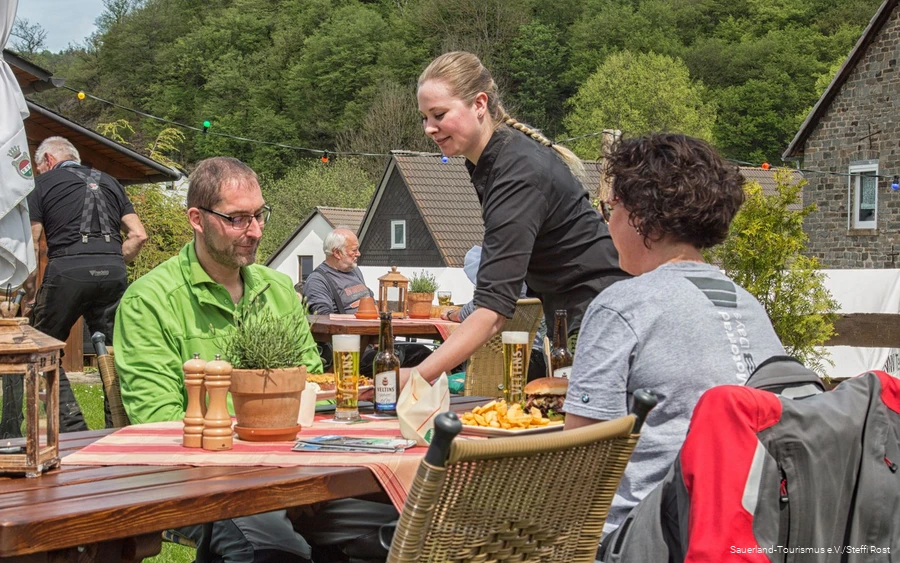 Het eten wordt buiten geserveerd.