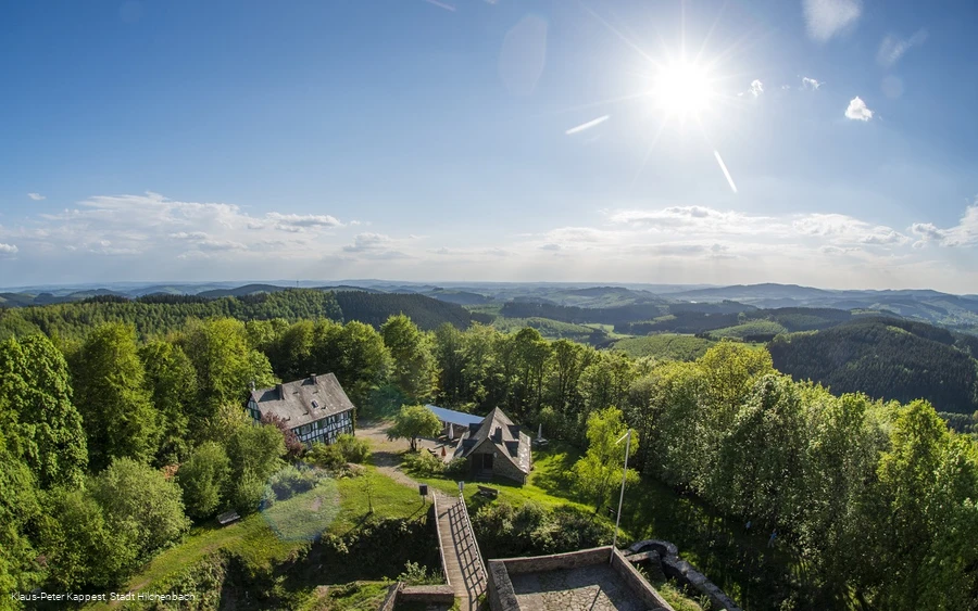 Aussicht von der Ginsburg am Rothaarsteig bei Lützel Aussicht von der Ginsburg am Rothaarsteig bei Lützel
