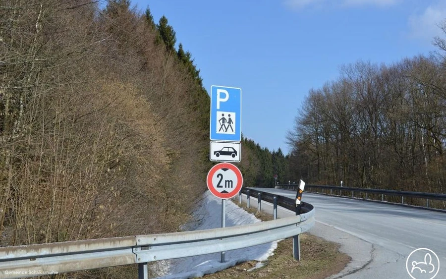 Gut sichtbar von der Landstraße: die Zufahrt zum P