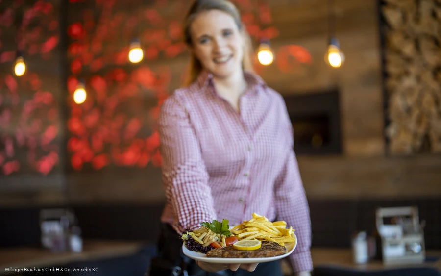 k1-huette-willingen-kellnerin-teller.jpg k1-huette-willingen-kellnerin-teller.jpg