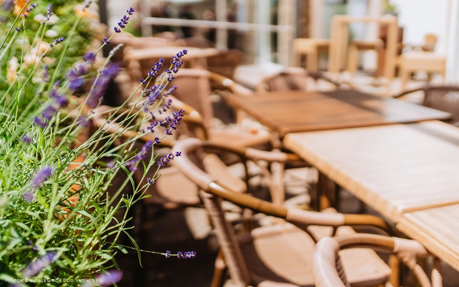 Leos Bierkeller Willingen Tische außen