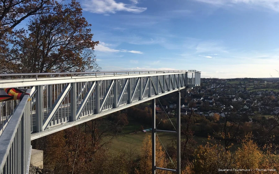 De Skywalk Möhnetal biedt een adembenemend uitzicht.