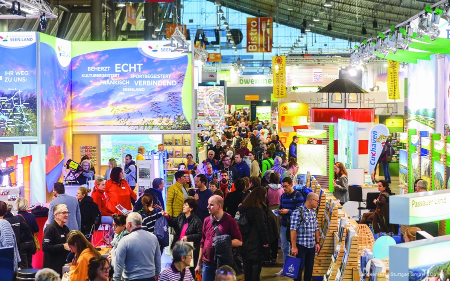 Besucher der Caravan Motor Touristik in Stuttgart strömen durch die Messehalle und an den Ständen der Destinationen vorbei.