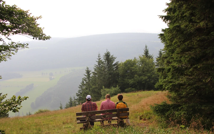 Wanderer genießen den Ausblick am Rösberg
