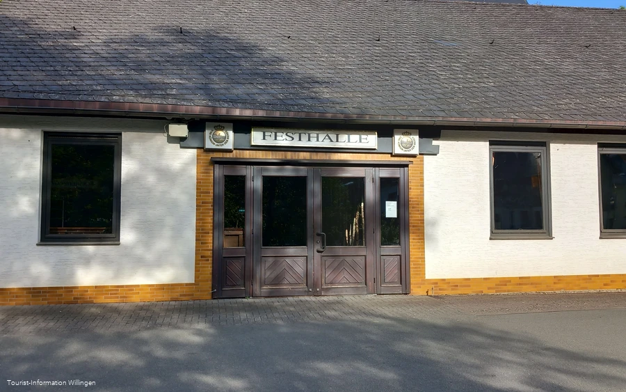 Festhalle-Schwalefeld-Eingang.jpg