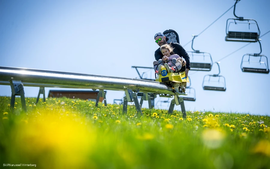 Ein Vater fährt mit seiner Tochter im Herrloh Blitz in Winterberg.