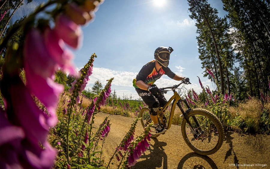 Een mountainbiker op pad in de MTB Zone Bikepark Willingen.