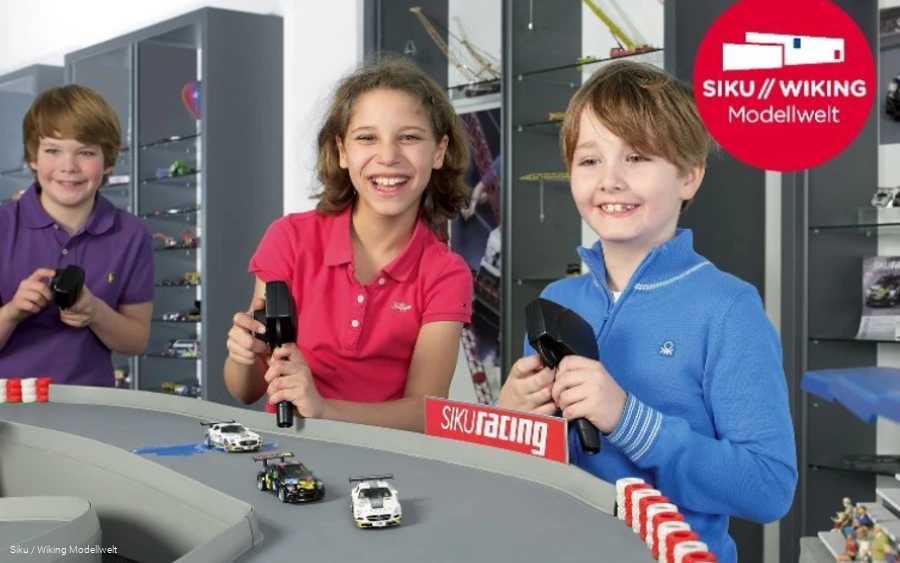 Kinderen spelen in de Siku modelwereld