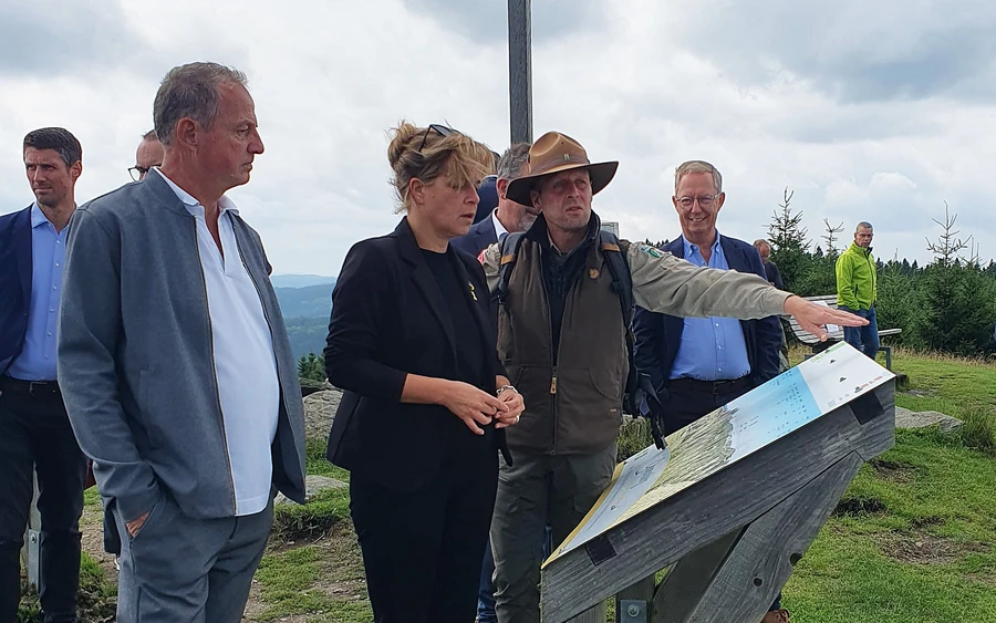 PI_Ministerin Neubaur im Sauerland 1.jpg