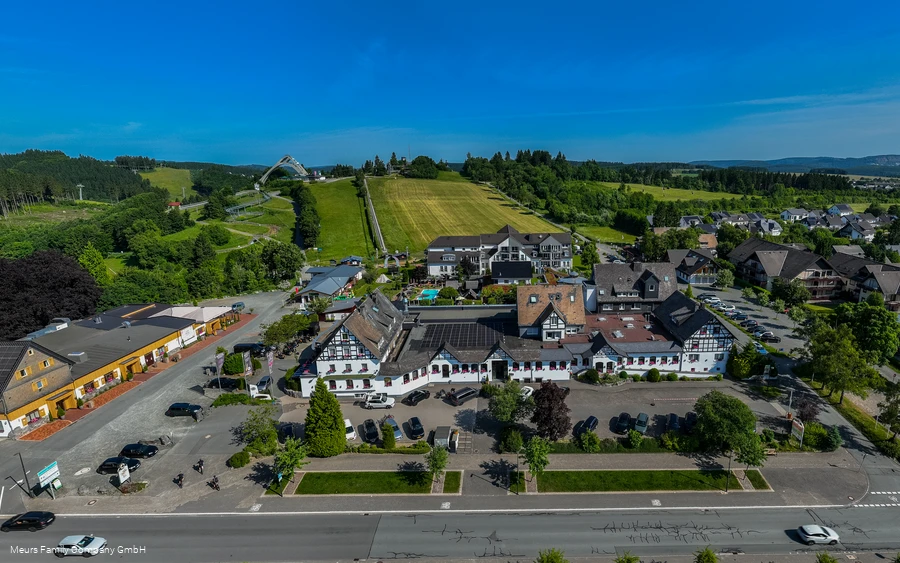 Der_Brabander_Drone_Frontansicht_Hotel_Und_Skihütte_Sommer_2025.jpg