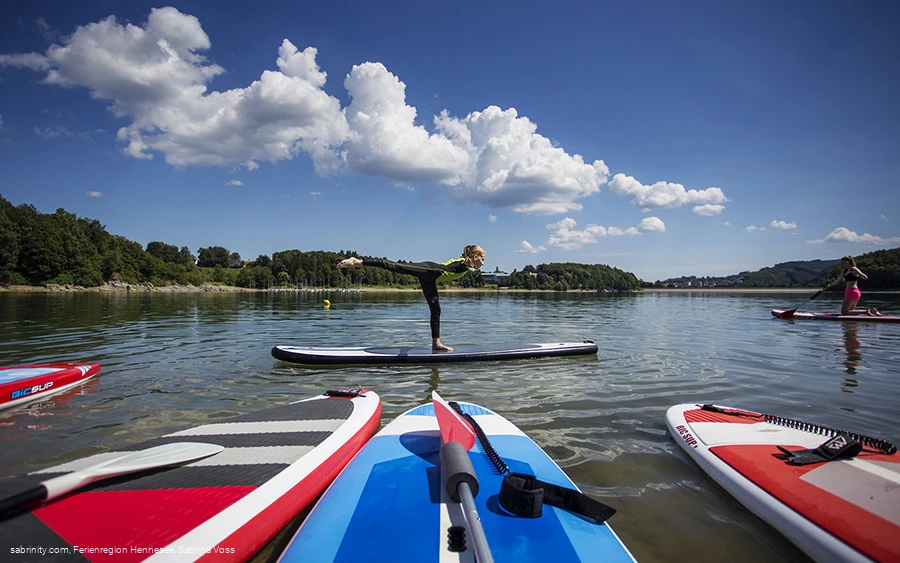 Standwaage auf einem SUP auf dem Hennesee Standwaage auf einem SUP auf dem Hennesee