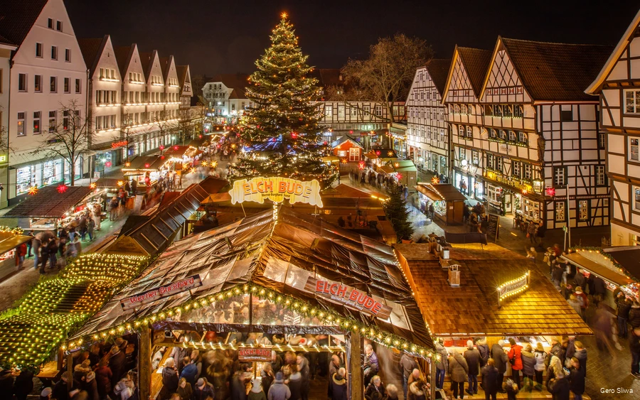 Weihnachtsmarkt Soest Blick von oben auf den Soester Weihnachtsmarkt mit vielen verschiedenen Buden, einem großen Weihnachtsbaum und Fachwerkhäusern.