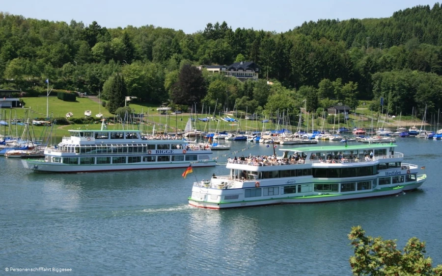 Personenschifffahrt Biggesee - Begegnung MS Westfalen uns MS Bigge an der Talbrücke Sondern