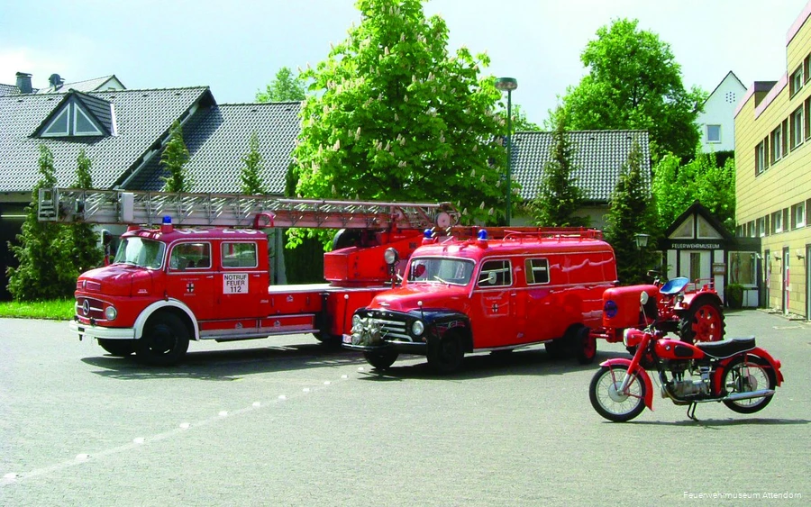 Oude historische brandweerwagens voor het brandweermuseum in Attendorn.