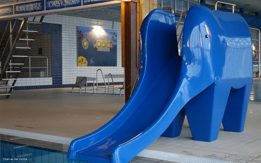 Über die Rutsche geht es schnell hinein ins kühle
