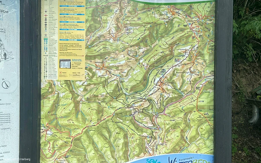 Informationstafel zu den Wanderwegen in und um Hoheleye.